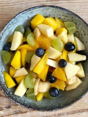 Obstsalat mit Mango, Apfel und Heidelbeeren