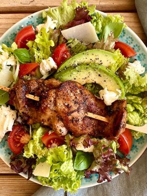 Salat mit gebratenem Hähnchenspieß, Tomate und Avocado