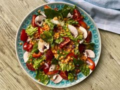 Salat mit Linsen, Champignons, roten Zwiebeln und Paprika