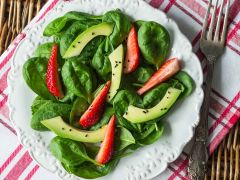 Salat mit Spinat, Erdbeeren und Avocado