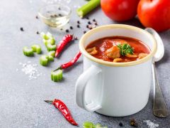 Selbstgemachte Tomaten-Suppe mit Hackbällchen