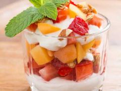 Sojajoghurt mit Erdbeeren, Mango, Minze und Nüssen