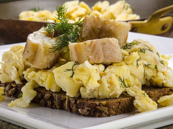 Aal auf Rührei und Low Carb Brot