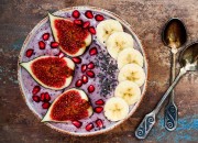 Blaubeer-Bowl mit Feige, Granatapfel, Chia Samen und Banane