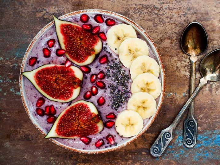 Blaubeer-Bowl mit Feige, Granatapfel, Chia Samen und Banane Blaubeer-Bowl mit Feige, Granatapfel, Chia Samen und Banane