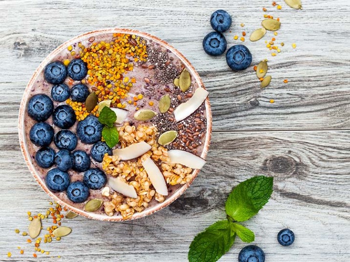 Acai Superfoods Bowl mit Heidelbeeren, Müsli und Kokosnussflocken Acai Superfoods Bowl mit Heidelbeeren, Müsli und Kokosnussflocken