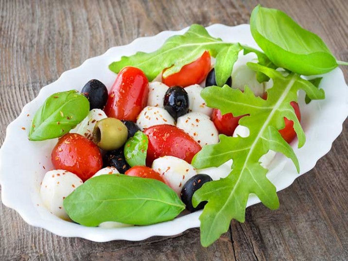 Antipasti mit Tomaten, Oliven und Mozzarella - lowcarbrezepte.org