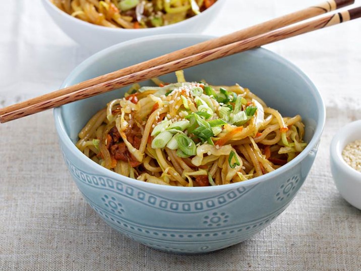 Asia-Nudeln mit Chinakohl, Karotten und Frühlingszwiebel Asia-Nudeln mit Chinakohl, Karotten und Frühlingszwiebel