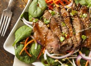 Asia Rindfleischstreifen mit Salat