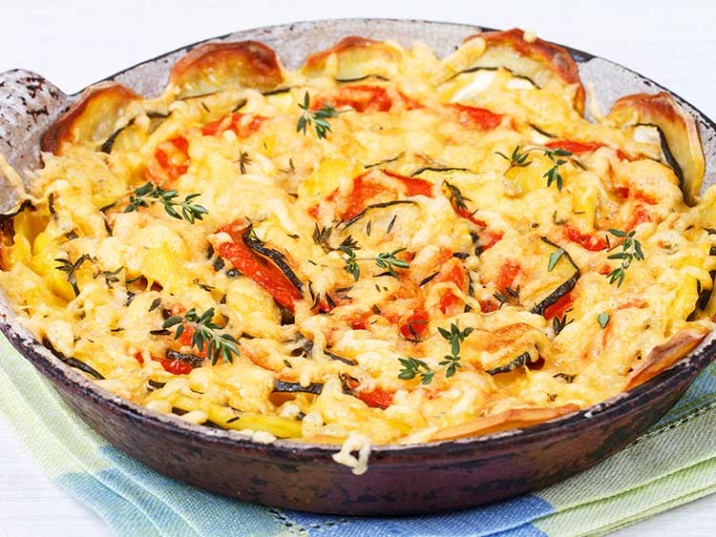 Auflauf mit Süßkartoffeln, Zucchini, Tomaten und Käse - lowcarbrezepte.org