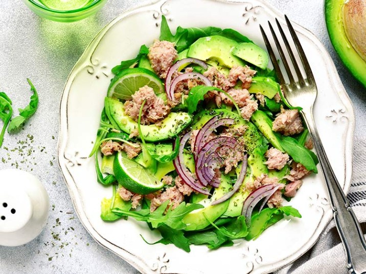 Avocado-Thunfisch-Salat mit roten Zwiebeln