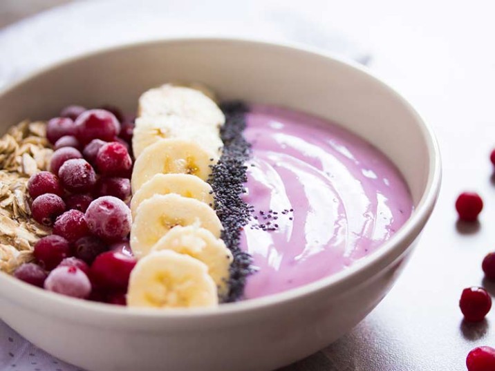 Beeren-Bowl mit Banane und Haferflocken