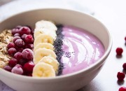 Beeren-Bowl mit Banane und Haferflocken