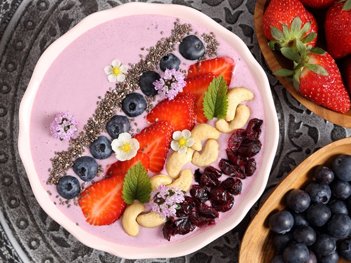Beeren-Bowl mit Cashew und Chia