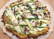 Blumenkohlpizza mit Zucchini und Egerlinge