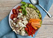 Bowl mit Blumenkohl, Salat, Paprika und Möhre