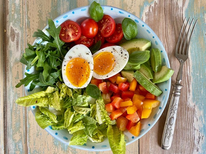 Bowl mit gekochtem Ei und frischem Gemüse