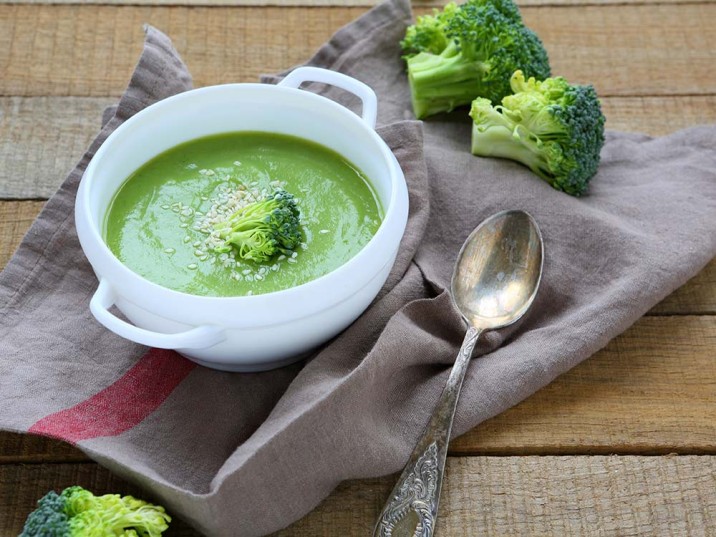 Brokkoli-Suppe mit Sesam