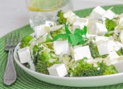 Brokkolisalat mit Feta und Mandeln