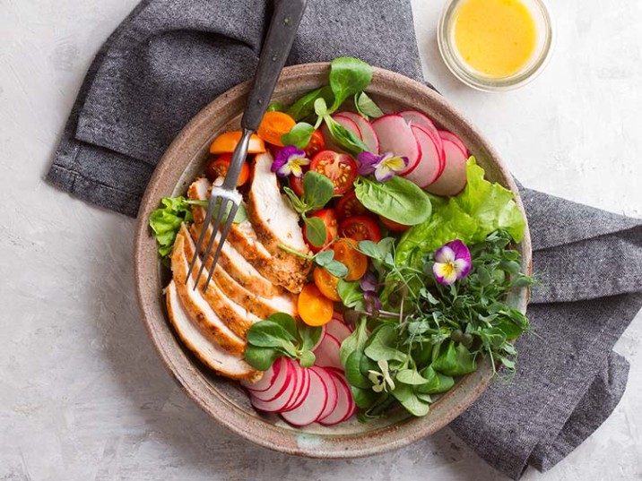 Buddha Bowl mit Hähnchenbrust und Honig Senf Vinaigrette