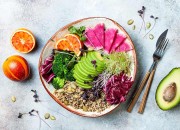 Good Life Bowl mit Quinoa, Avocado, Orange, Broccoli und Sprossen