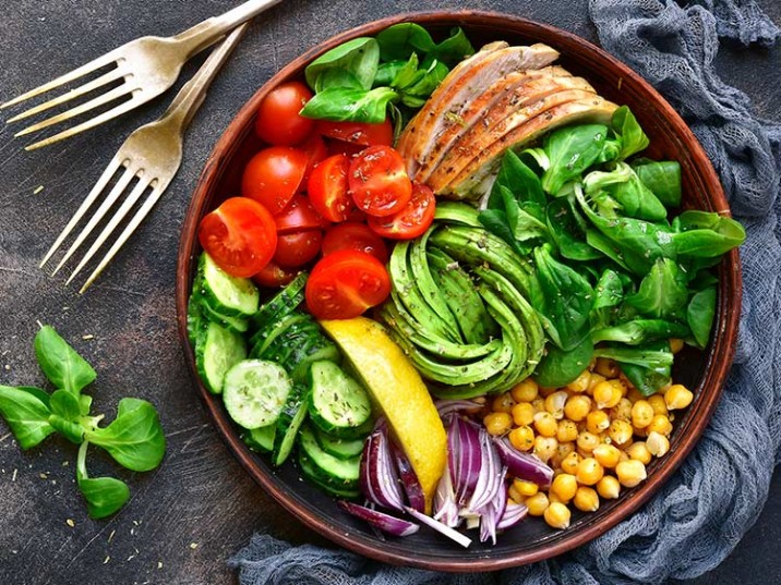 Bunte Bowl mit Hähnchen und Avocado Bunte Bowl mit Hähnchen und Avocado