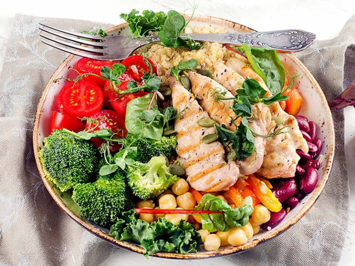 Bunte Bowl mit Putenstreifen und Gemüse