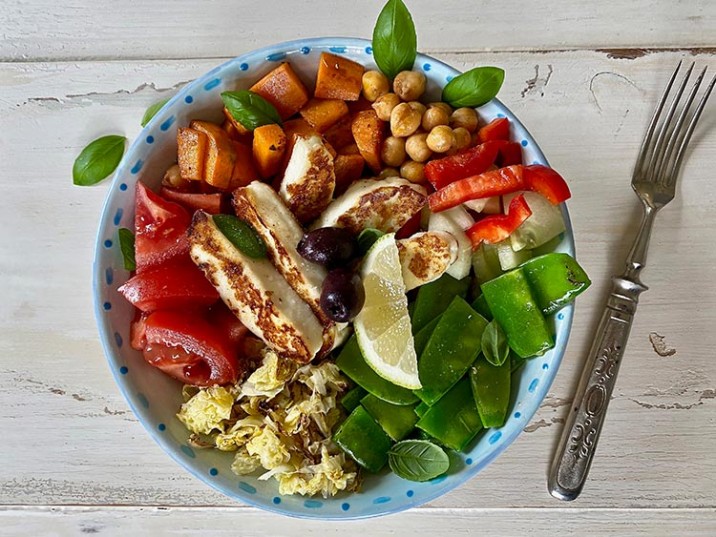 Bunte Bowl mit Süßkartoffel und Halloumi Bunte Bowl mit Süßkartoffel und Halloumi