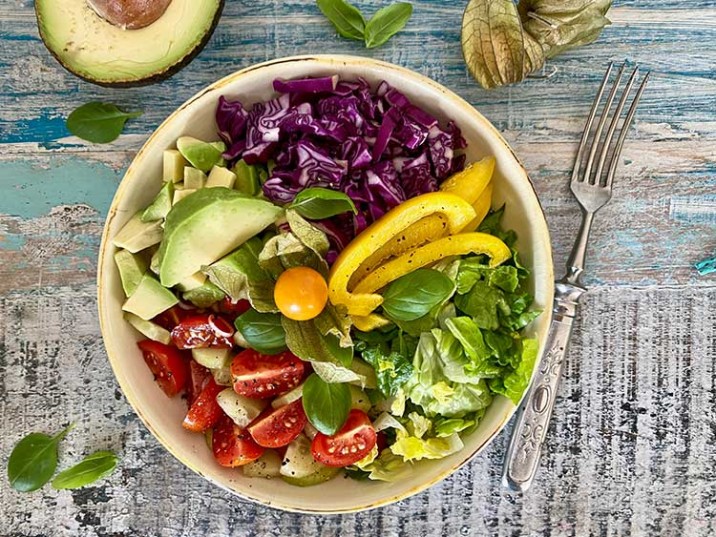 Bunte Salat Bowl mit Avocado