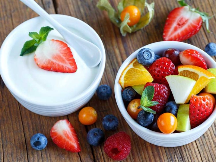 Bunter Obstsalat mit frischen Früchten und Joghurt - lowcarbrezepte.org