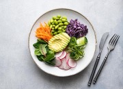 Bunter Rohkost-Salat mit Avocado und Edamame