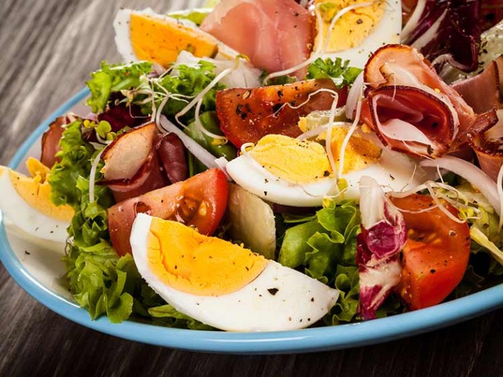 Bunter Salat mit Ei und Serrano-Schinken