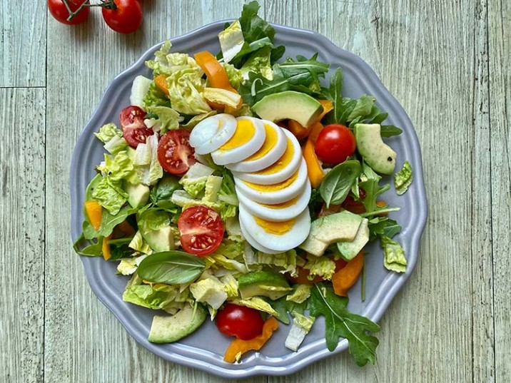 Bunter Salat mit Avocado und gekochtem Ei