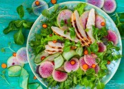 Bunter Salat mit Hähnchenbrust und buntem Rettich