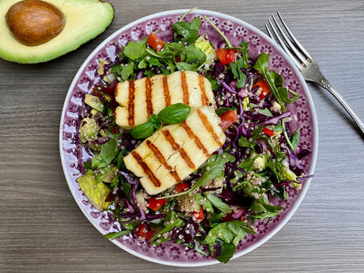 Bunter Salat mit Halloumischeiben