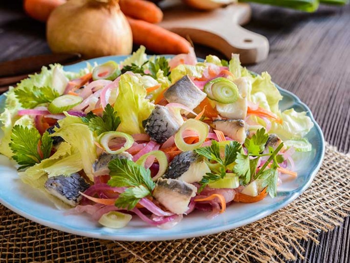 Bunter Salat mit Hering und frischen Kräutern - lowcarbrezepte.org