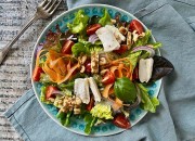 Bunter Salat mit Käse und Nüssen