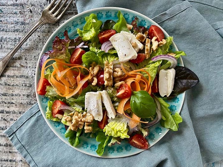 Bunter Salat mit Käse und Nüssen Bunter Salat mit Käse und Nüssen
