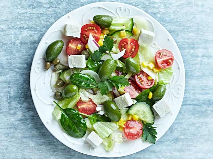 Bunter Salat mit Oliven, Kapern und Feta Bunter Salat mit Oliven, Kapern und Feta