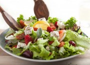 Bunter Salat mit Oliven, Tomaten, Feta und Erbeeren