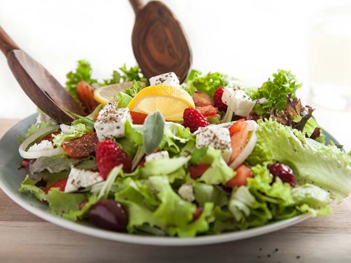 Bunter Salat mit Oliven, Tomaten, Feta und Erbeeren