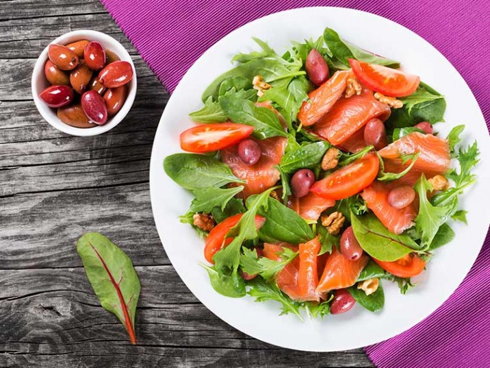Bunter Salat mit Räucherlachs und Oliven Bunter Salat mit Räucherlachs und Oliven
