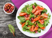 Bunter Salat mit Räucherlachs und Oliven