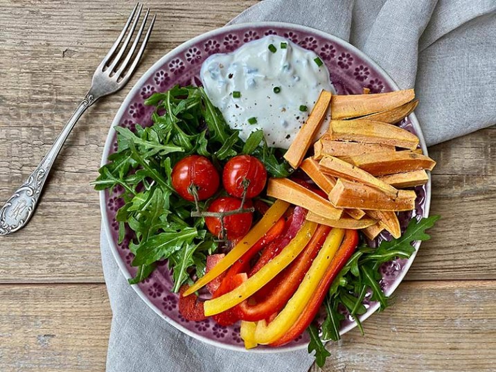 Bunter Teller mit Rucola, Paprika, Tomaten, Süßkartoffel und Quark