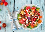 Bunter Tomaten-Salat mit Melone, Feta und Basilikum