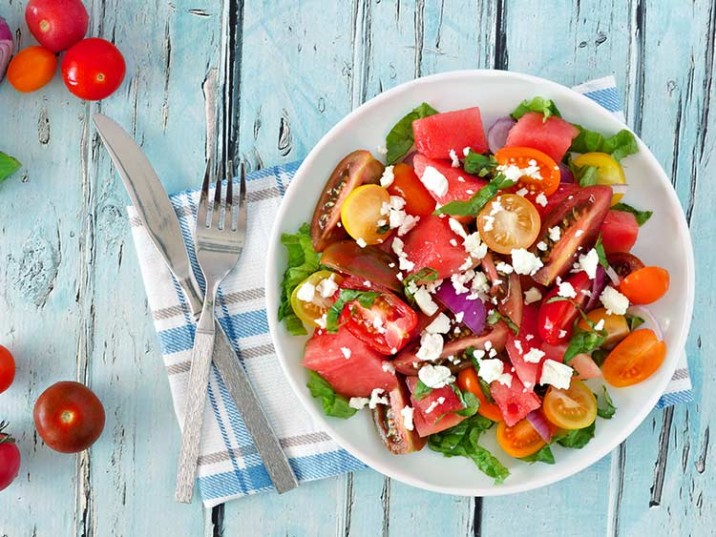 Bunter Tomaten-Salat mit Melone, Feta und Basilikum