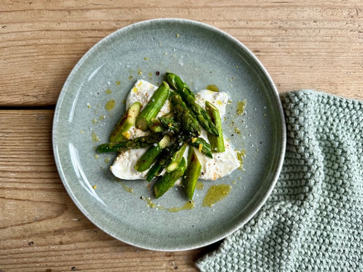 Burrata mit grünem Spargel