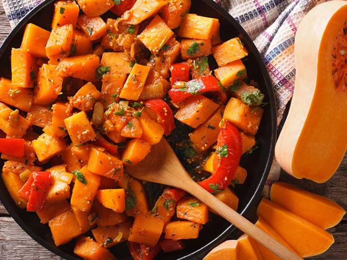 Butternut-Kürbis Pfanne mit Tomaten und Harissa - lowcarbrezepte.org