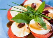 Caprese mit griechischen Oliven und Basilikum