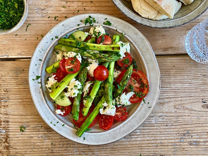 Caprese mit grünem Spargel - lowcarbrezepte.org